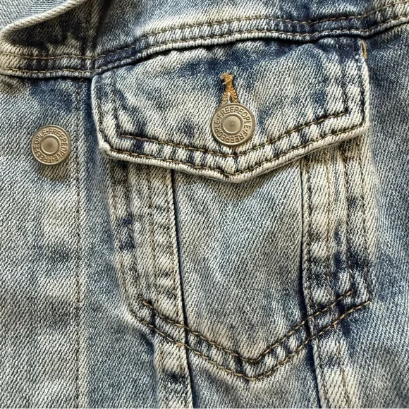 Free People Distressed Denim Jacket‎ Women’s Small Light Wash Button Front - Picture 2 of 8